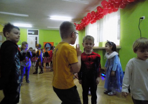 Dzieci biorą udział w balu