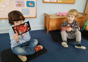 Dzieci oglądają kartki walentynkowe