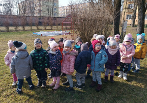 Spacer po ogrodzie przedszkolnym dzieci z grupy I