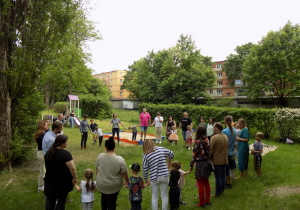 Zabawy integracyjne w ogrodzie przedszkolnym z okazji Dnia Rodziny