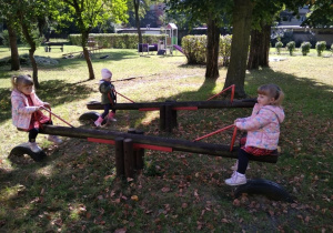 Zabawy dzieci w ogrodzie przedszkolnym- huśtawki