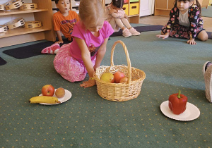 Dzieci segregują owoce i warzywa
