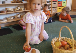 Dzieci segregują owoce i warzywa