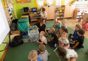 Warsztaty ekologiczne prowadzone przez pracowników działu edukacyjnego MPO dla dzieci 5 - letnich. Dzieci same segregują śmieci.