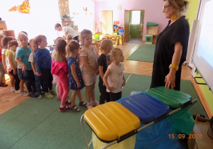 Warsztaty ekologiczne prowadzone przez pracowników działu edukacyjnego MPO dla dzieci 5- letnich. Dzieci same segregują śmieci.