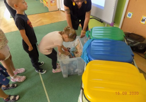 Warsztaty ekologiczne prowadzone przez pracowników działu edukacyjnego MPO dla dzieci 5- letnich. Dzieci same segregują śmieci.