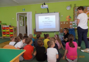 Warsztaty ekologiczne prowadzone przez pracowników działu edukacyjnego MPO dla dzieci 5 i 6- letnich. Dzieci oglądają film edukacyjny na tablicy interaktywnej.