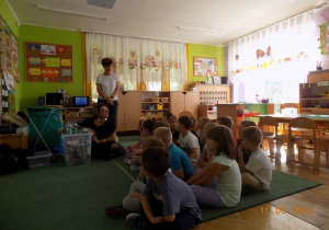 Warsztaty ekologiczne prowadzone przez pracowników działu edukacyjnego MPO dla dzieci 5 i 6 -letnich. Dzieci poznają informację na temat segregacji śmieci.