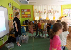 Warsztaty ekologiczne prowadzone przez pracowników działu edukacyjnego MPO dla dzieci 5 i 6- letnich. Dzieci same segregują śmieci.