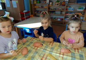 Dzieci wykonują jeżyki z masy solnej
