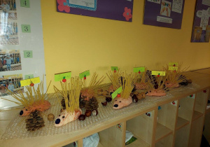 Wystawa jeżyków w szatni przedszkolnej