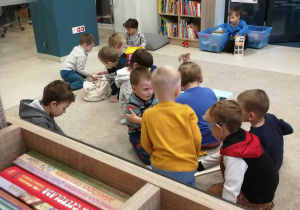 Dzieci bawią się w bibliotece