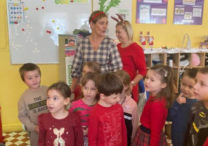 Dzieci śpiewają piosenkę o Mikołaju
