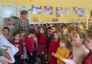 Dzieci śpiewają piosenkę o Mikołaju
