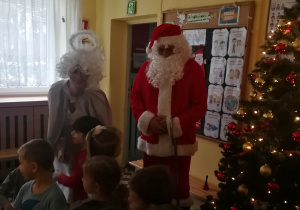 Mikołaj słucha wiersza mówionego przez dzieci