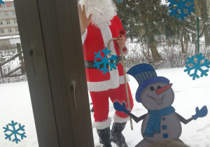Dzieci widzą Świętego Mikołaja za oknem