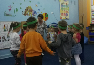 Dzieci tańczą do piosenki o kasztanach