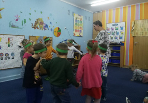 Dzieci tańczą do piosenki o kasztanach