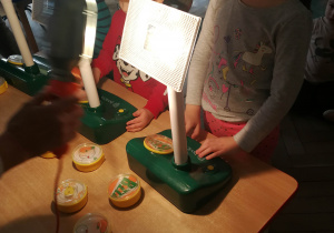 Dzieci wykonują eksperyment pozyskiwania energii ze światła
