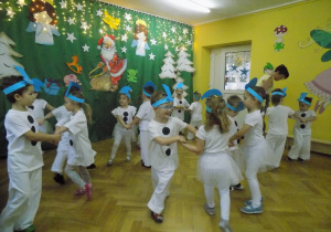 Dzieci przebrane za bałwanka tańczą