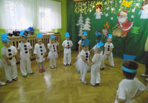 Dzieci przebrane za bałwanka tańczą