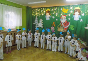 Dzieci przebrane za bałwanka i gwiazdeczki wspólnie śpiewają piosenkę