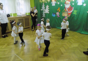 Dzieci przebrane za gwiazdeczki wykonują taniec w parach