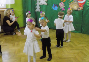 Dzieci przebrane za gwiazdeczki wykonują taniec w parach