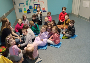 Dzieci słuchają o zastosowaniu magnesów