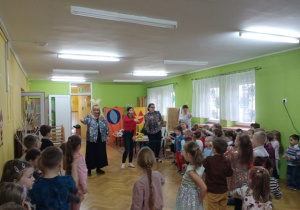 Prowadząca, nauczyciele, dzieci pokazują ruch do piosenki o Mikołaju