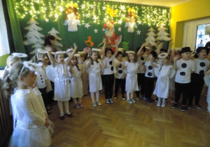 Dzieci z gr. IV śpiewają piosenkę na powitanie