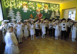 Dzieci z gr. IV śpiewają piosenkę na powitanie