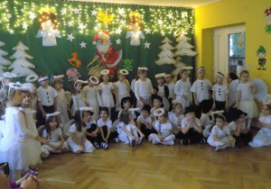 Dzieci z gr. III śpiewają piosenkę o choince