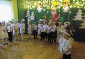 Dzieci z gr. III recytują wiersz o Mikołaju