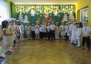 Dzieci z gr. III śpiewają piosenkę o Mikołaju