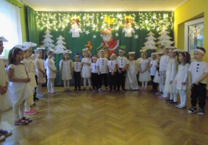 Dzieci z gr. III śpiewają piosenkę o Mikołaju