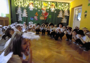 Dzieci z grupy IV śpiewają piosenkę "Snowflake"