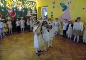 Dzieci z gr. III recytują wiersz o Mikołaju
