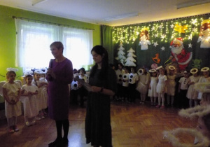 Recytacja wiersza "Wesołych Świąt" przez nauczycieli