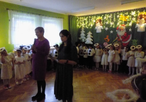 Recytacja wiersza "Wesołych Świąt" przez nauczycieli