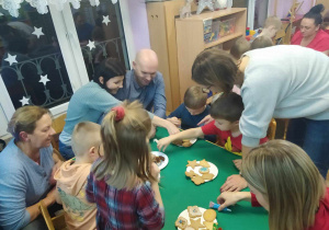 Dekorowanie świątecznych ciasteczek przez dzieci i rodziców
