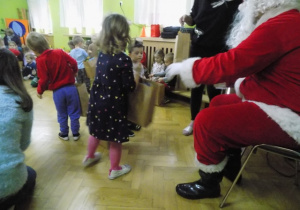 Dziecko z grupy I otrzymuje paczkę świąteczną od Mikołaja