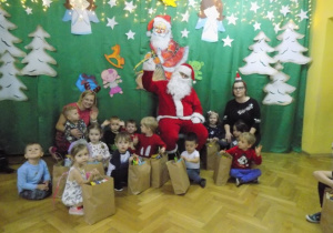 Zdjęcie dzieci z grupy I z Mikołajem