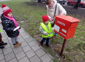 Wycieczka na pocztę gr II. Wysyłanie życzeń świątecznych.