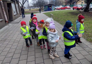 Dzieci ustawiają się przed pocztą.