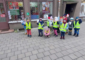 Dzieci stoją przed pocztą.