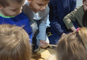 Dzieci sprawdzają, które przedmioty przyciąga magnes.