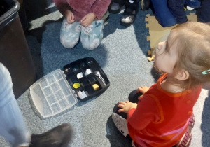 Dzieci sprawdzają, które przedmioty przyciąga magnes.