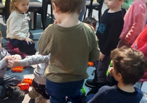 Dzieci bawią się samochodami, które przyciągają się na magnes.