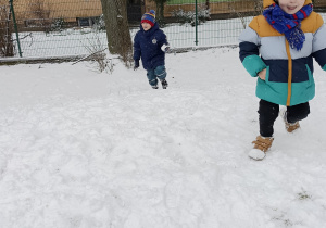 Chłopcy biegają po śniegu